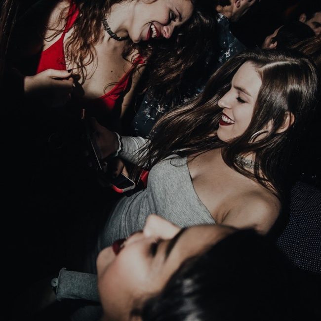 chicas cerca de ti Montevideo vida nocturna clubes bares 