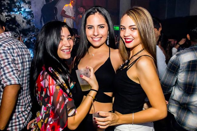 chicas cerca de ti Caracas vida nocturna clubes bares 