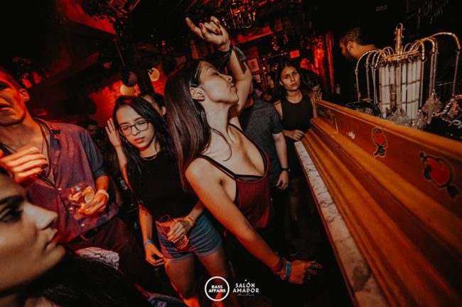 chicas cerca de ti Medellin vida nocturna clubes bares 